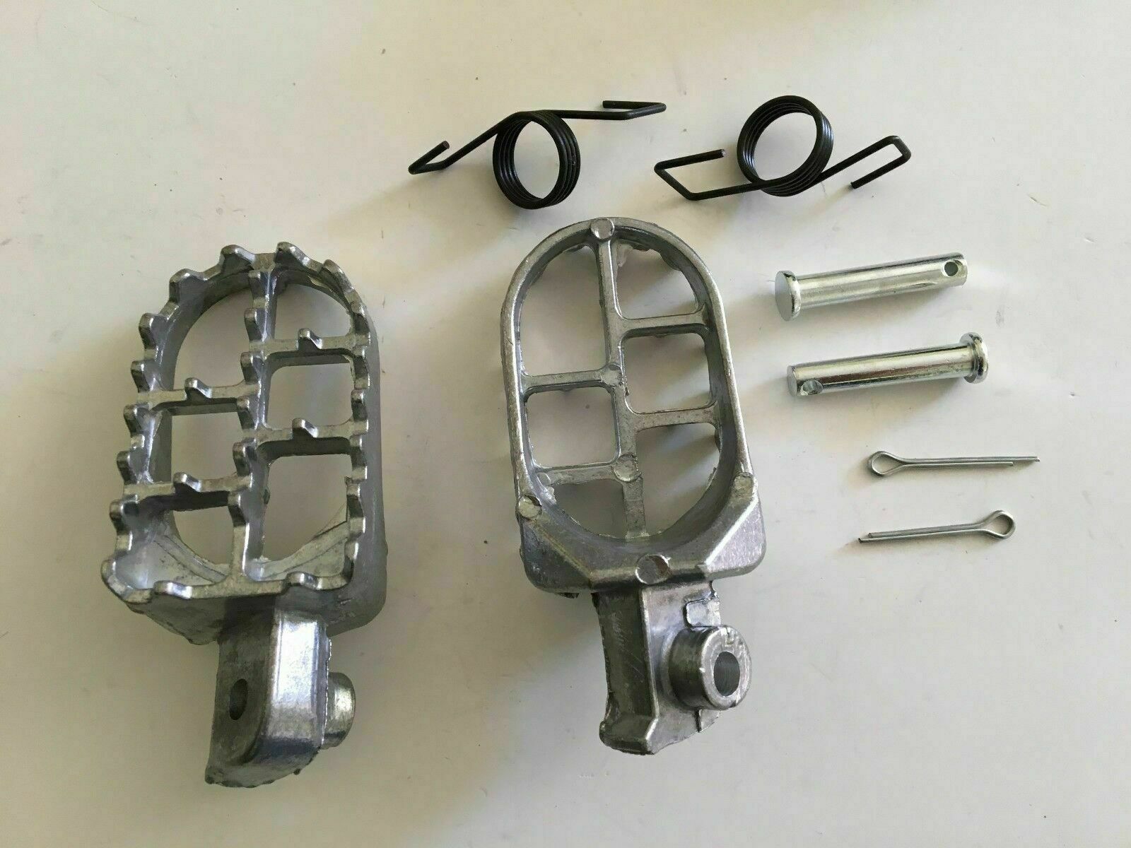 Footrest For Honda XR100R 1985-2004 XR100 1981-1984 Dirt Bike (Aluminum Sliver)