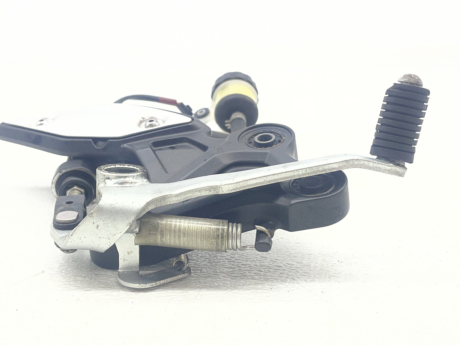 11-13 YAMAHA FZ8 RIGHT REARSET REAR DRIVER FOOT PEG MOUNT BRAKE CALIPER MASTER