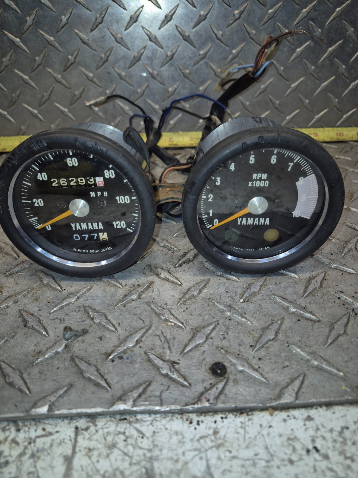 1976-1977 YAMAHA RD 400 OEM SPEEDOMETER /TACHOMETER /MOUNT ASSEMBLY