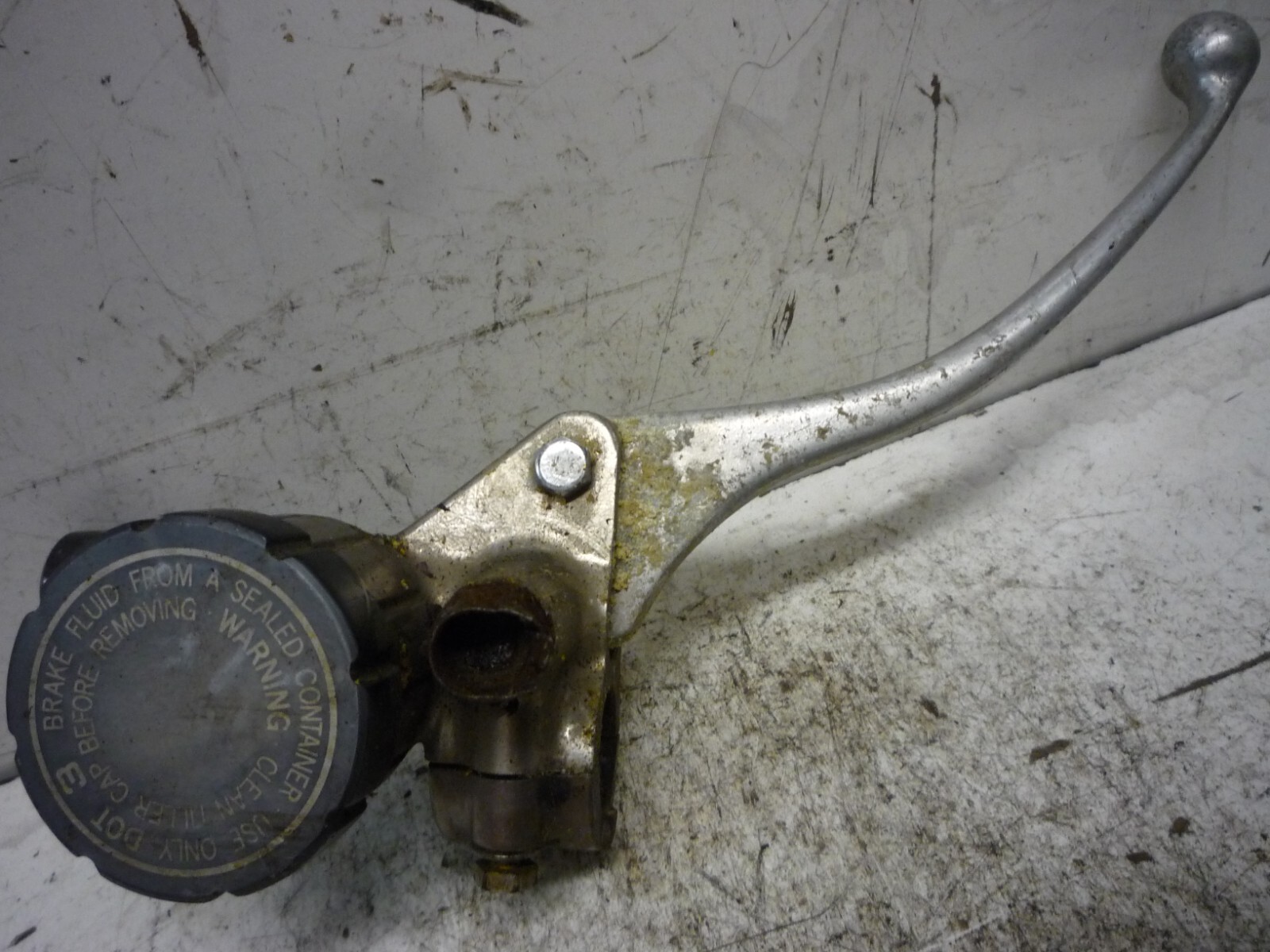 KAWASAKI 74 – 79 KZ400 KZ 400 FRONT BRAKE MASTER CYLINDER OEM 43015-032