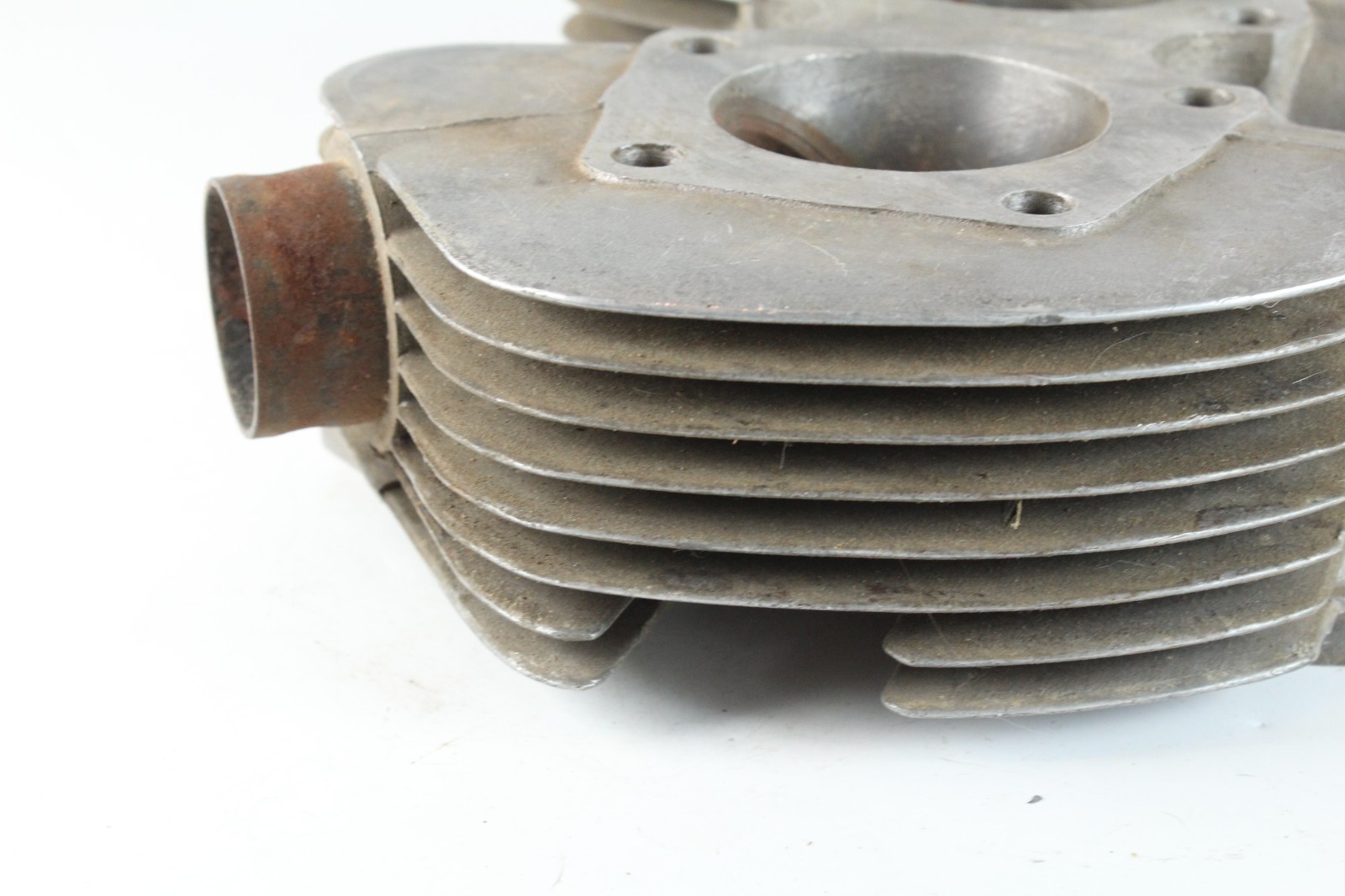 Triumph T100 500 8 Bolt Cylinder Head E3991 70-3991 BROKEN FIN x1