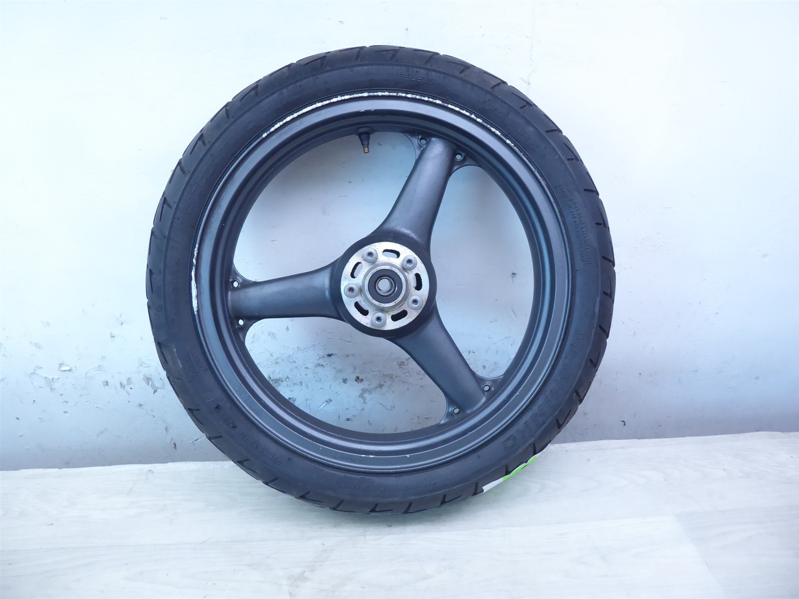 2000 Kawasaki ZR750F Zephyr K20852) black front wheel rim 17in