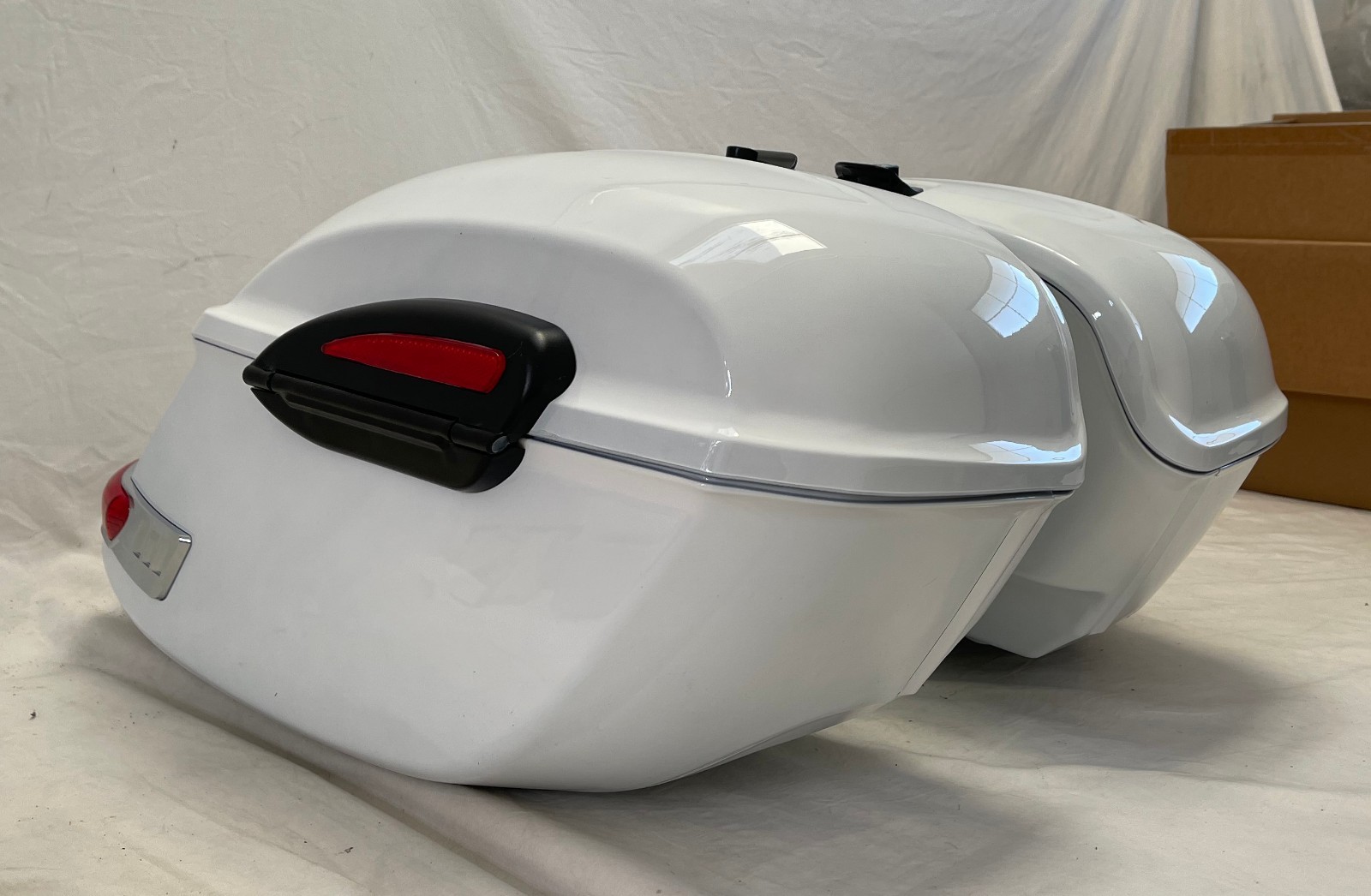Mutazu White Universal RS Motorcycle Hard Saddlebags for Cruisers Baggers