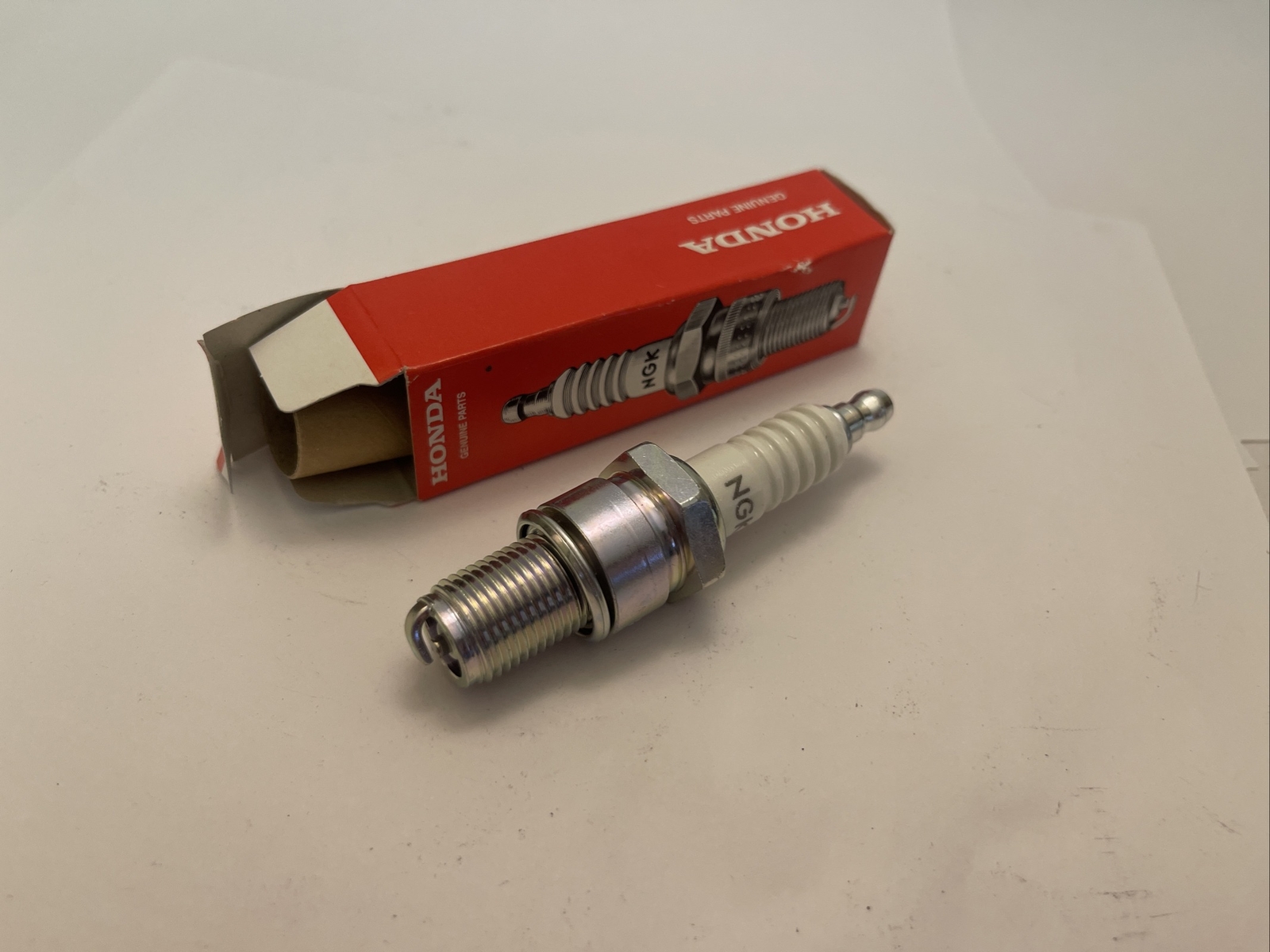 98079-58840 HONDA MOTORCYCLE SPARK PLUG NGK B8ES 9807958840