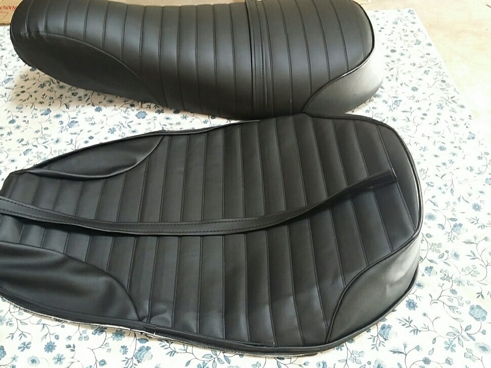 SUZUKI RV90 RV125 1972 TO 1977 SEAT COVER WITH STRAP WHITE LOGO (S25)