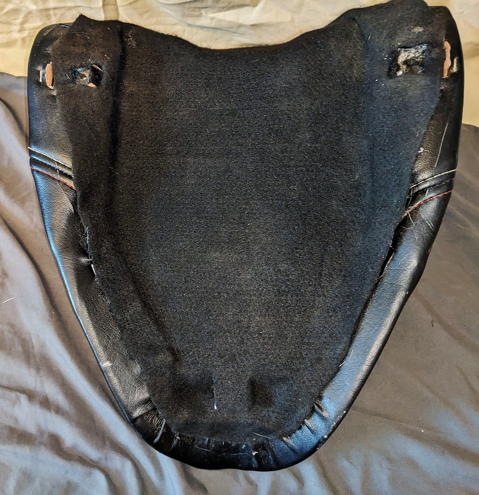 HARLEY DAVIDSON SOLO SEAT BUTT BUCKET SOLO SEAT RED & WHITE STITCHING
