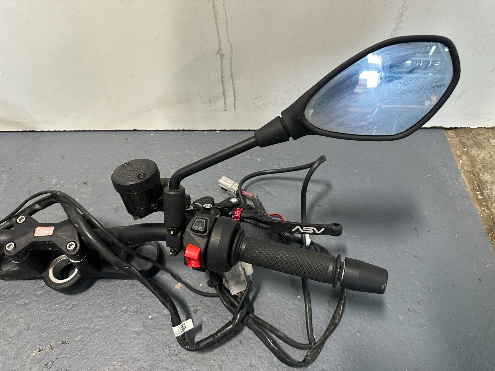 21-26 Aprilia TUONO 660 HANDLEBARS CONTROLS TOP TRIPLE TREE MIRRORS ASV OEM