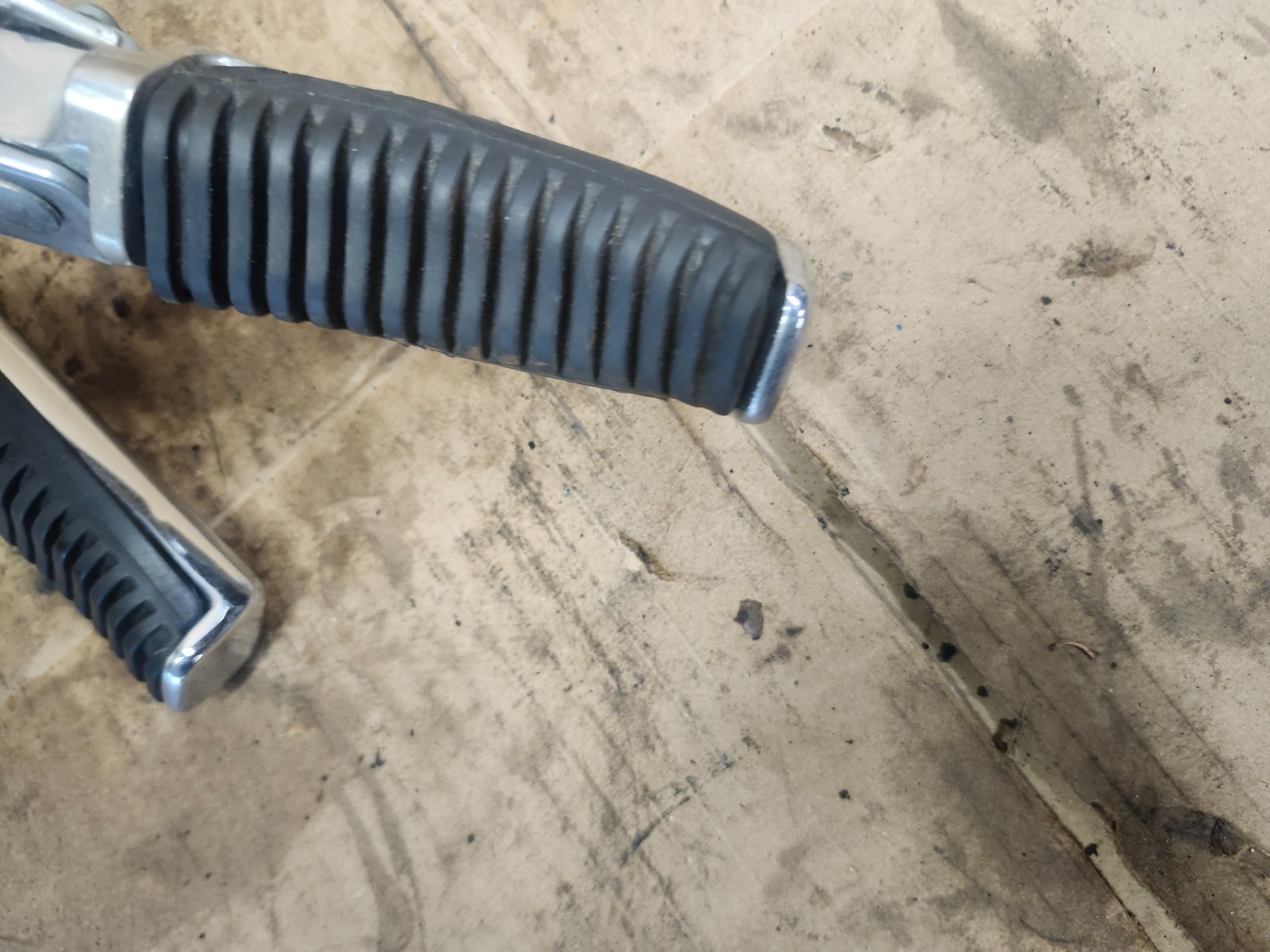 98-04 Suzuki VL1500 intruder LC Rear Left Right Passenger Foot Peg Set