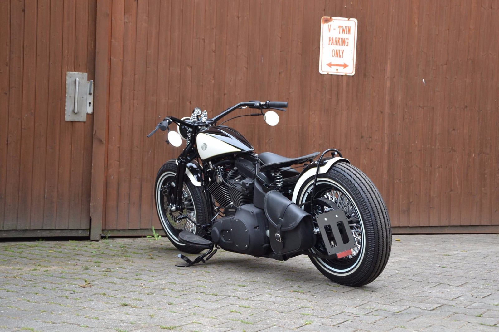 SWINGARM SADDLE BAG FOR HARLEY DAVIDSON SOFTAIL AND RIGID FRAMES