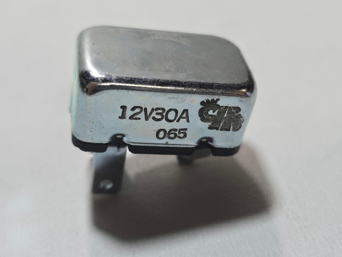 Cole Hersee 065 12V 30A Circuit Breaker Plug In Metal Housing Blade Terminals
