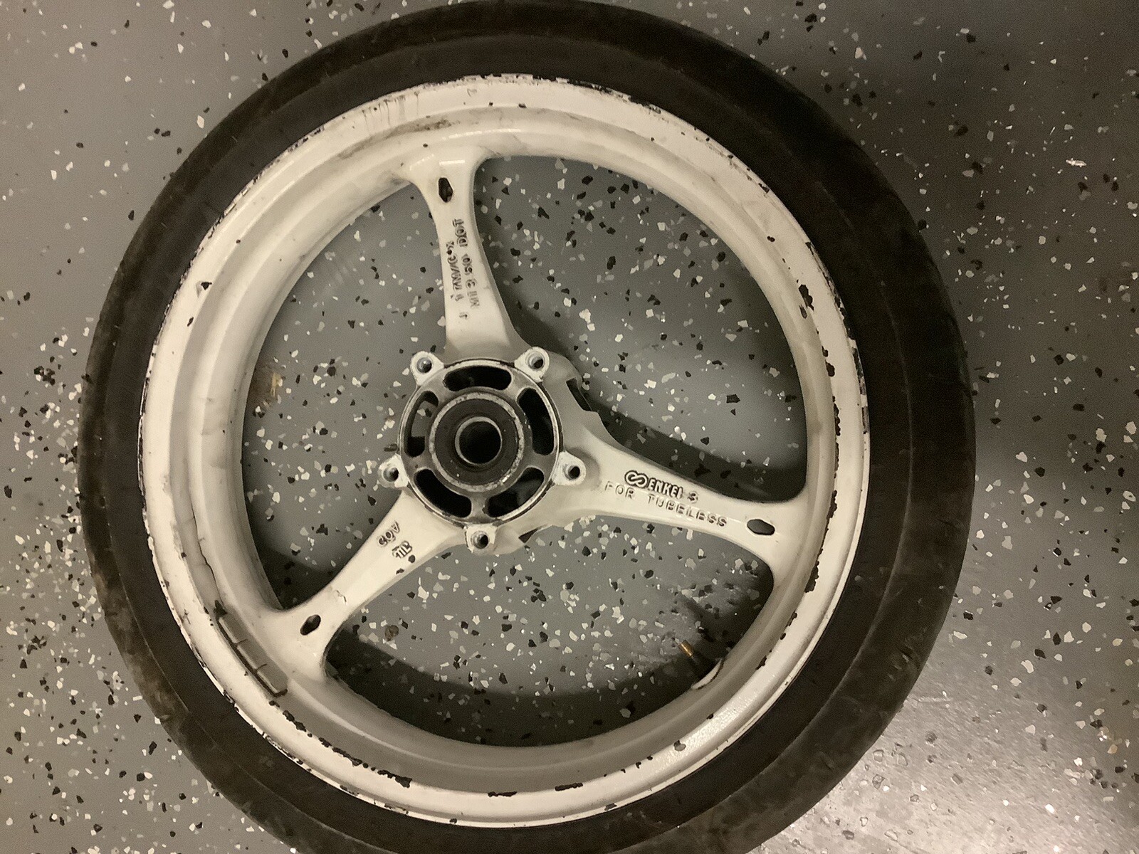 2005 2006 SUZUKI GSXR 1000 FRONT WHEEL RIM Tire Not Included Straight