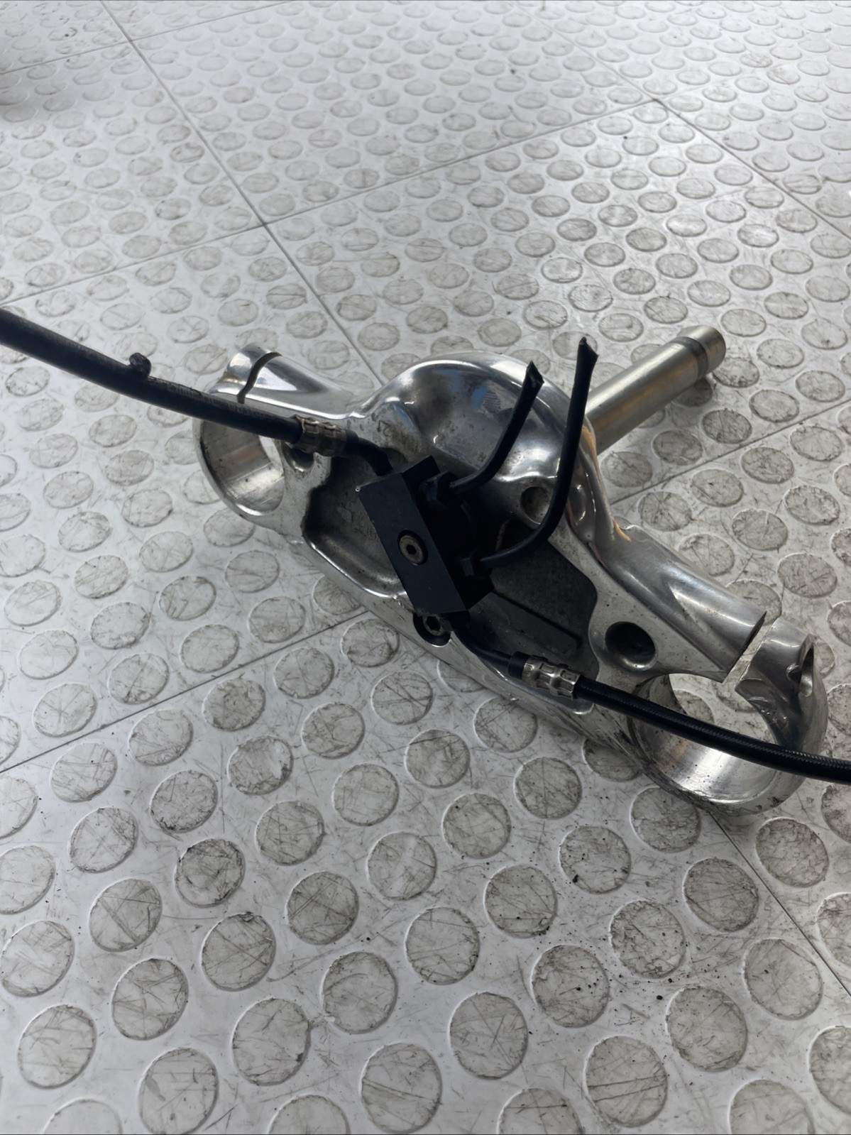 1360 18 HARLEY-DAVIDSON LOW RIDER LOWER TRIPLE TREE CLAMP STEERING *SCRATCHED*