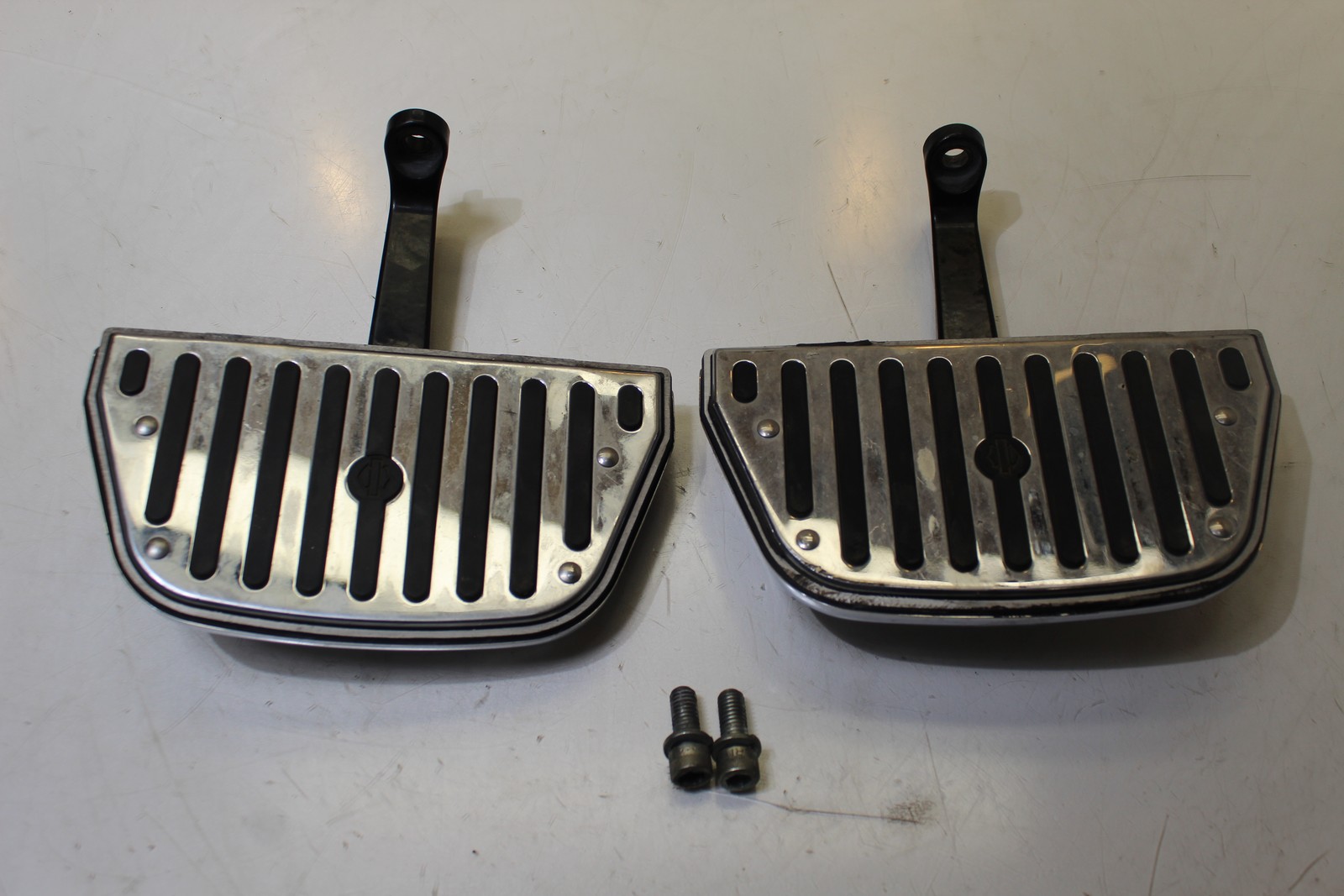 2006 Harley-Davidson FLHTCUI Rear Passenger Foot Rests Pegs Pair Board