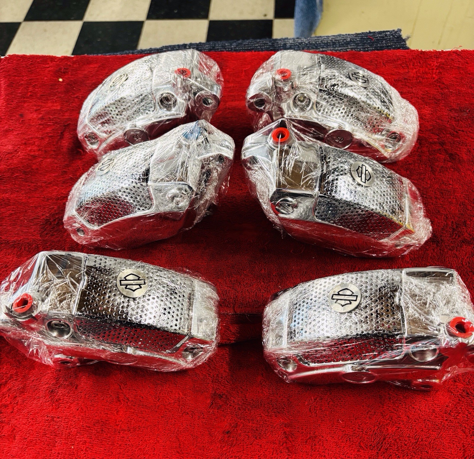 2 Harley-Davidson GENUNE OEM Front Brembo Brake Calipers pads extra 443203-08