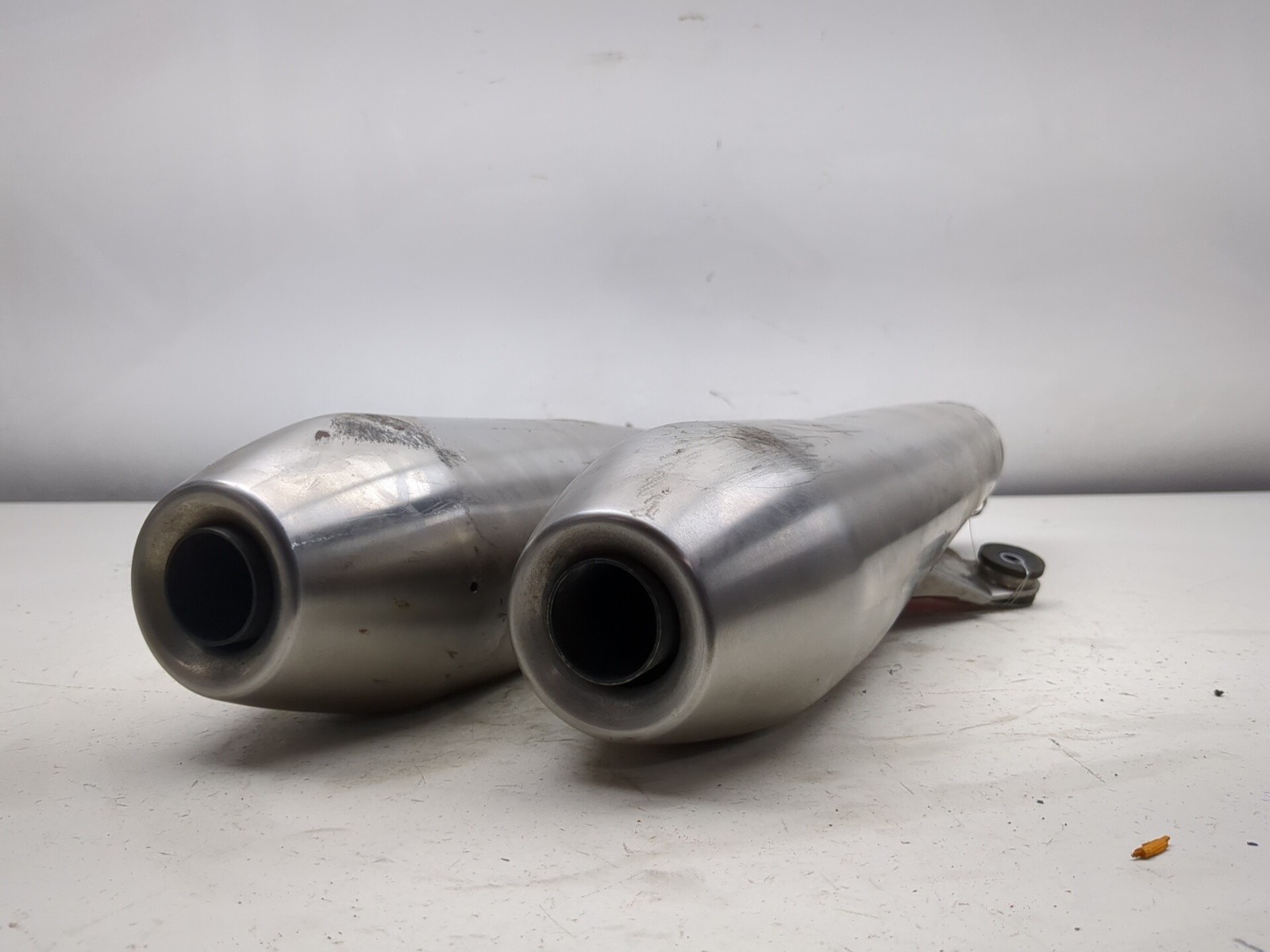 21-24 Triumph Street Twin Rear Left Right Exhaust Muffler Set T2201738 T2201739
