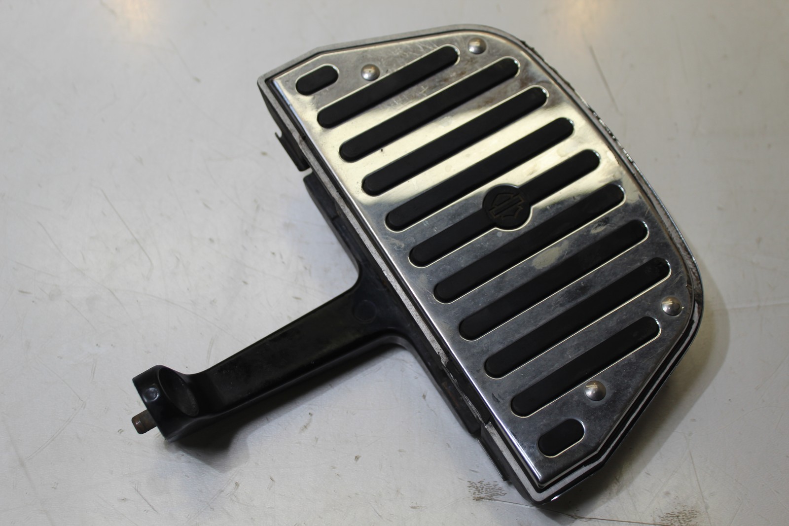 2006 Harley-Davidson FLHTCUI Rear Passenger Foot Rests Pegs Pair Board