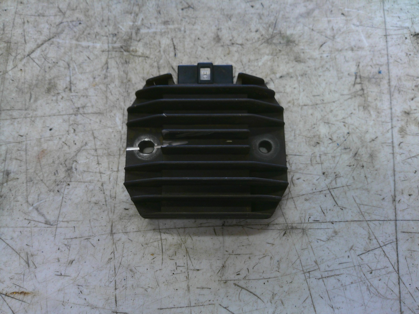 1999-2003 Kawasaki ZR-7 ZR750F voltage regulator