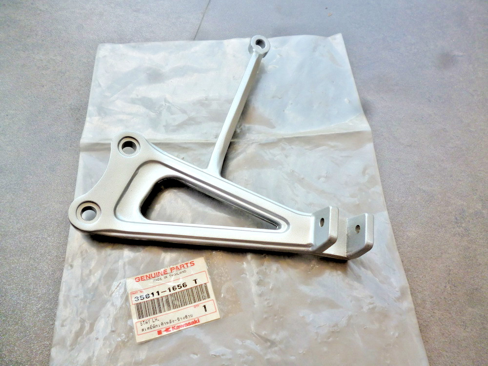 FOR KAWASAKI KG150 KG150A1 CYCLONE 150 REAR FOOT PEG BRACKETS LH NOS 35011-1656