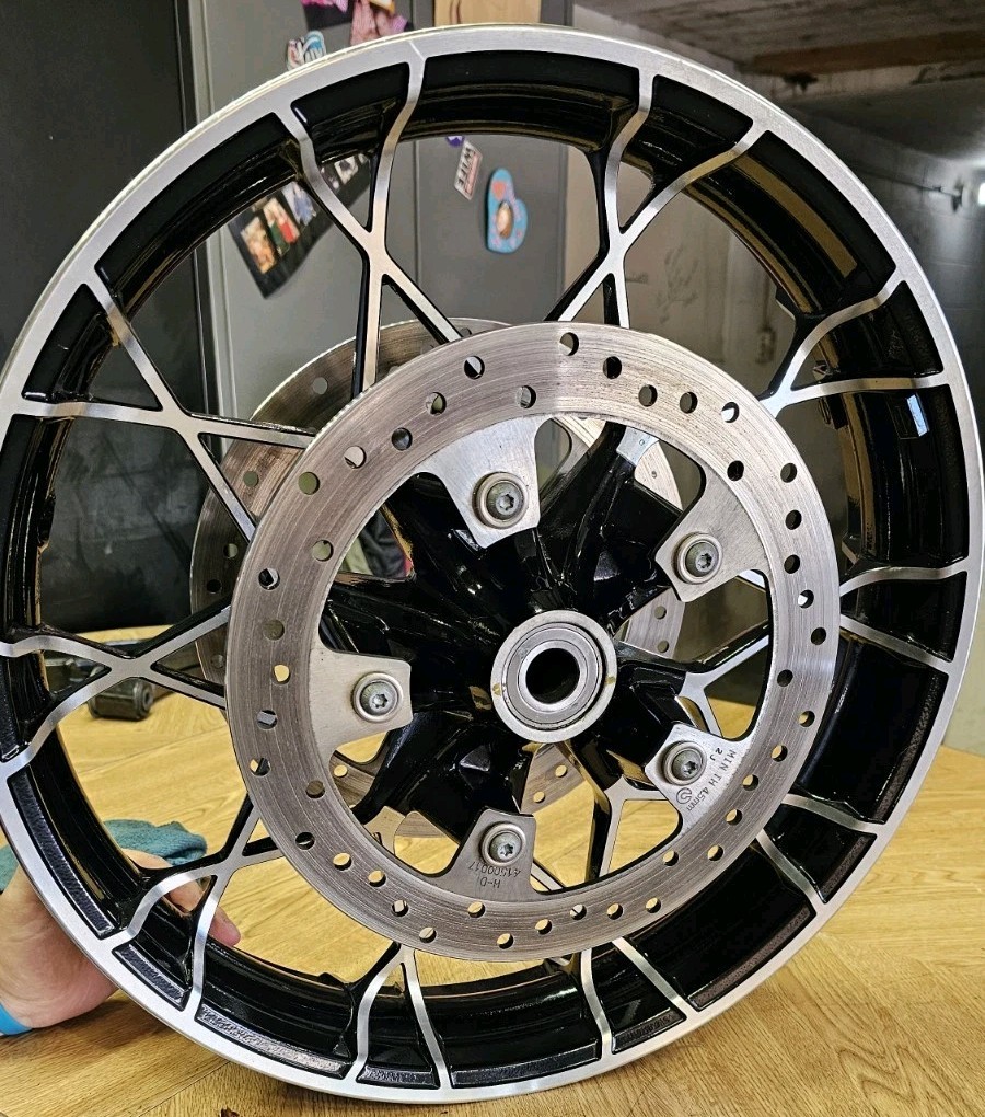 OEM 00-26 Harley 19″x3.5″inch Touring Front Prodigy Rim W/ Rotors