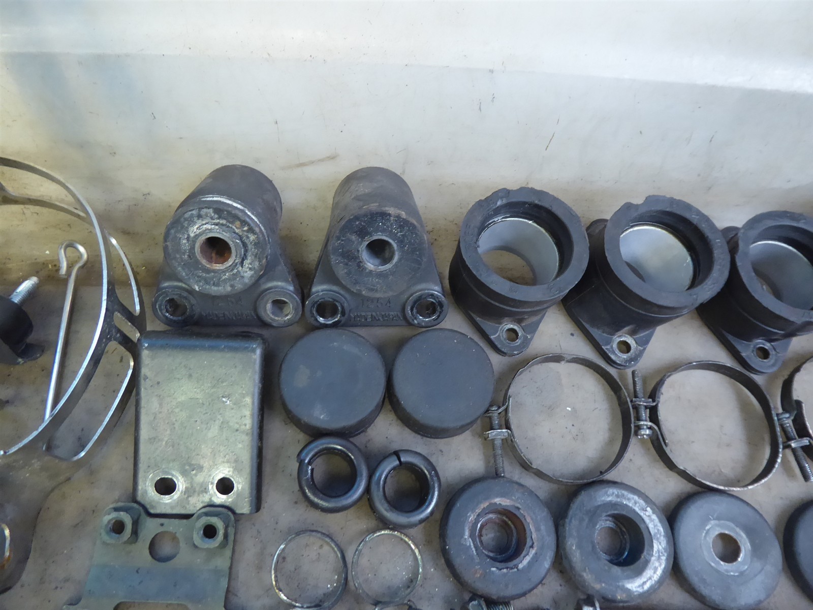 2000 Kawasaki ZR750F Zephyr K20852) misc bike bolts parts mounts brackets