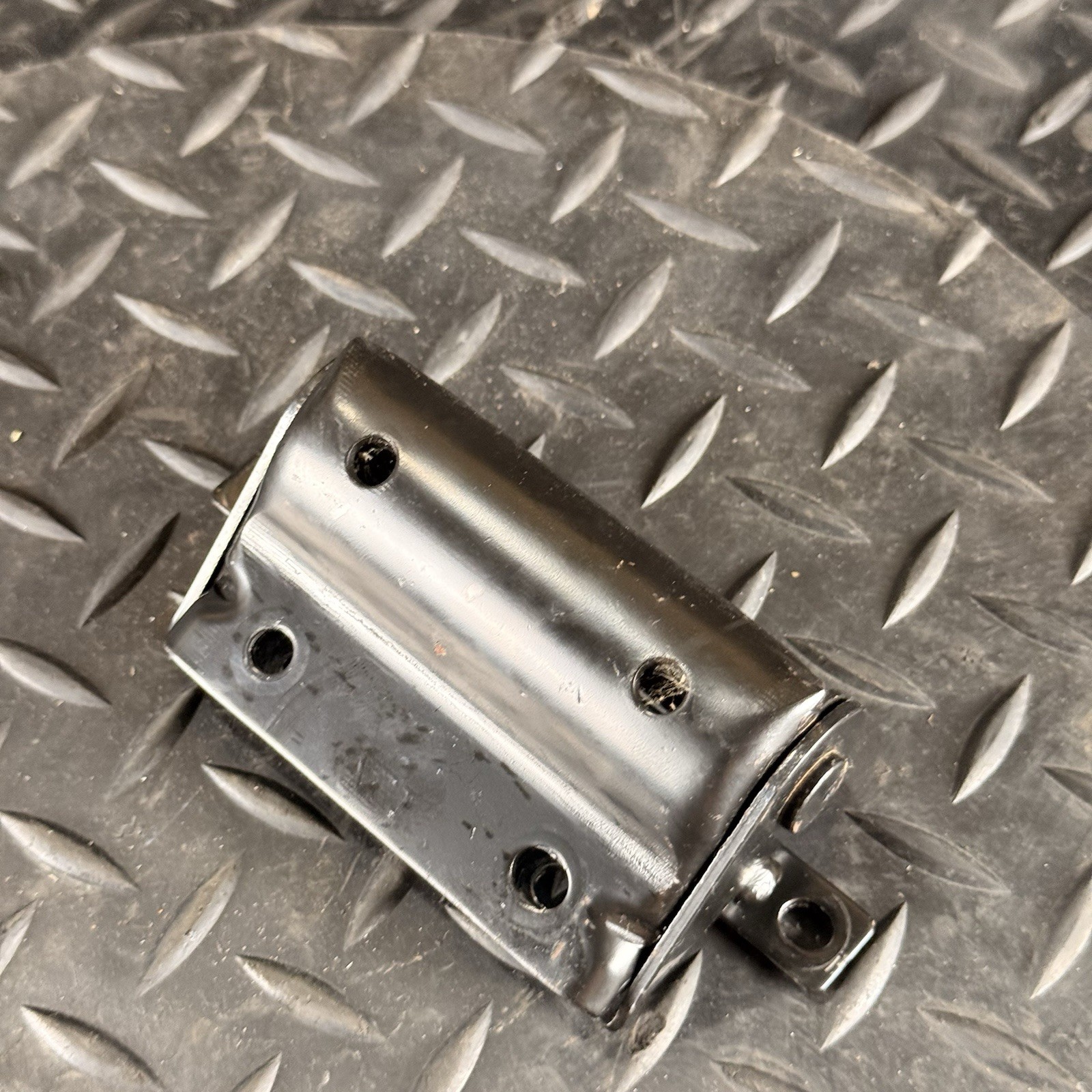 ♻️ SYM ORBIT III 3 125 2021-2024 – SEAT HINGE