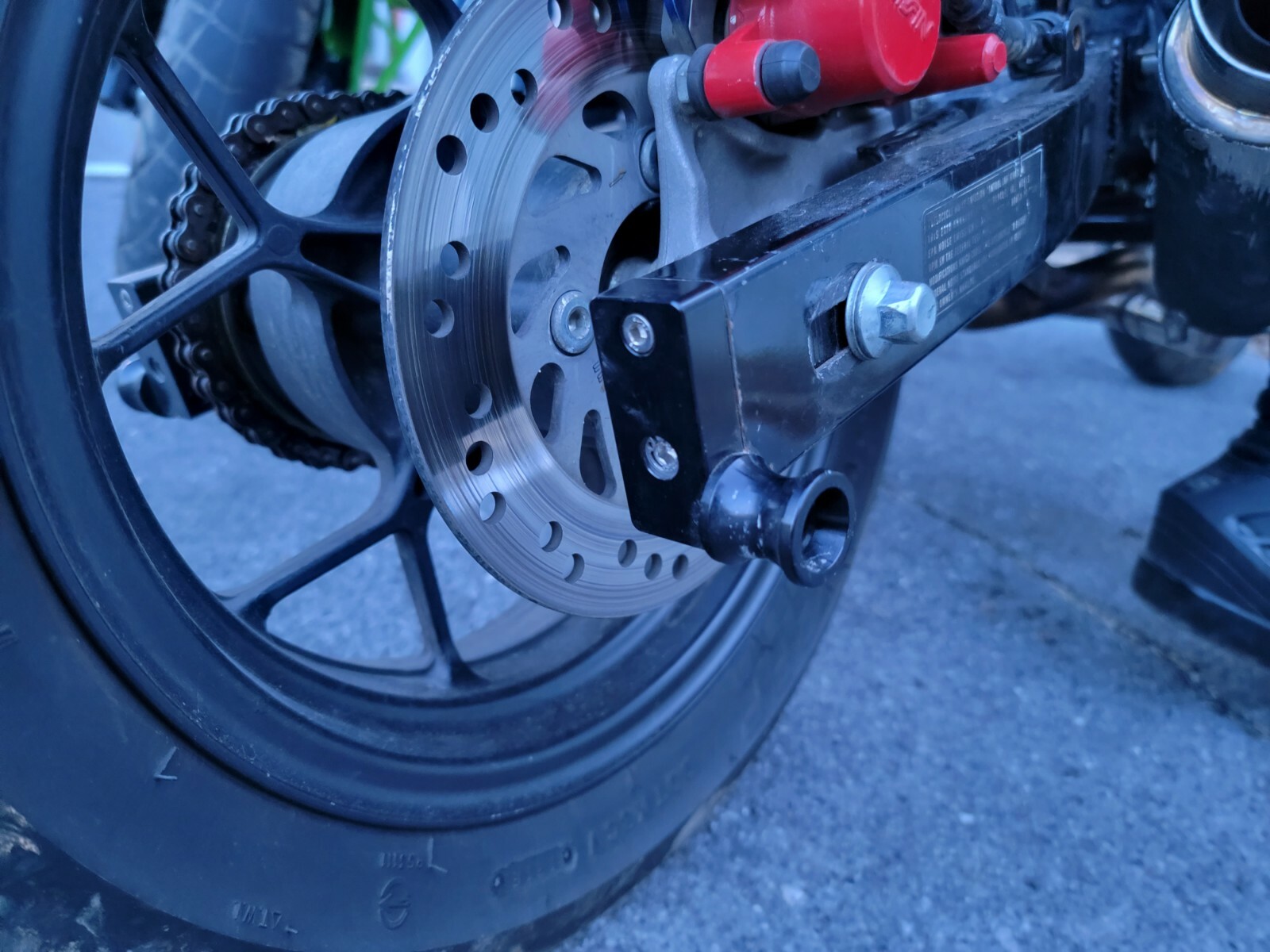 22 23 24 25 HONDA GROM SWINGARM CHAIN ADJUSTERS W SPOOLS & MASTER LINK