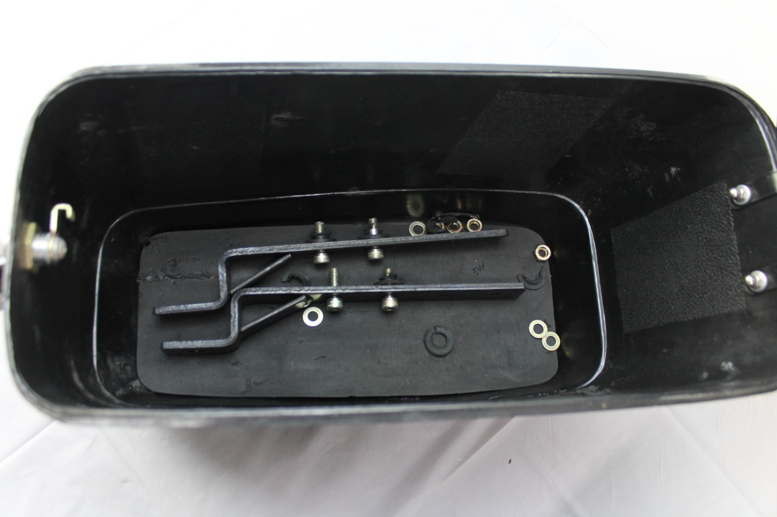 UNIVERSAL HARD PLASTIC LOCKABLE SADDLEBAGS WITH KEY