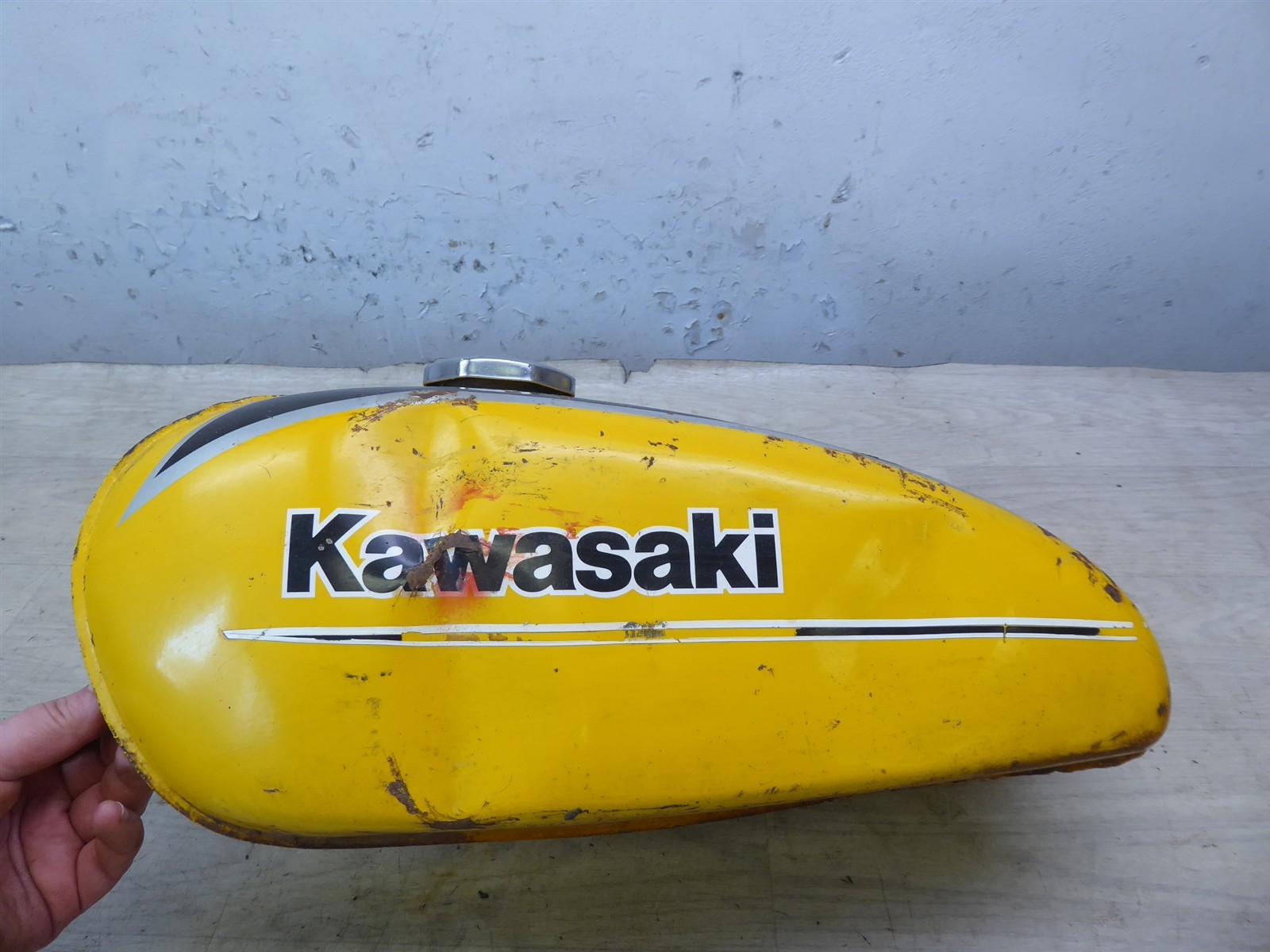 1979 Kawasaki KE100 G5 Enduro K21219) yellow gas petrol fuel tan with cap