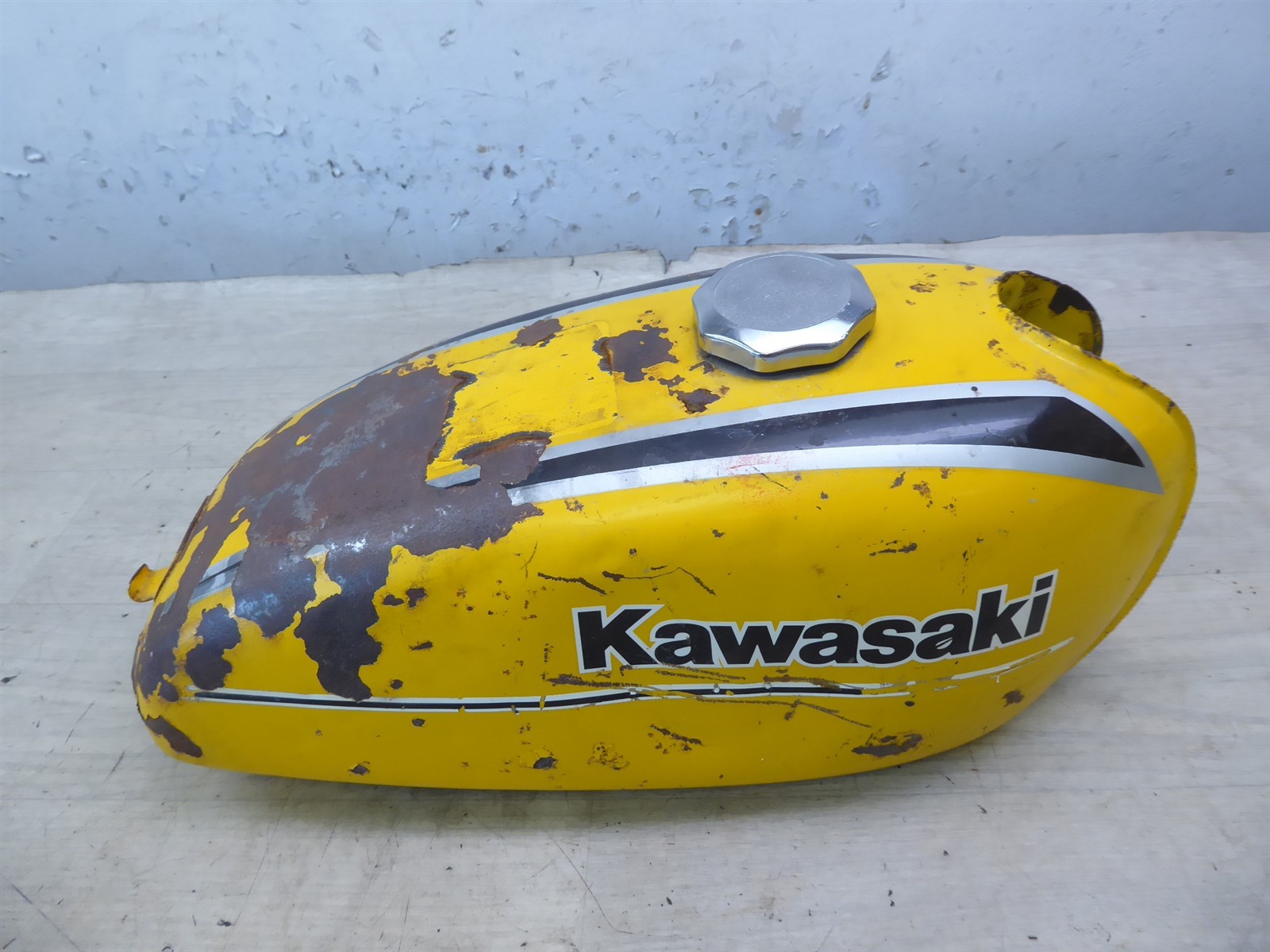 1979 Kawasaki KE100 G5 Enduro K21219) yellow gas petrol fuel tan with cap