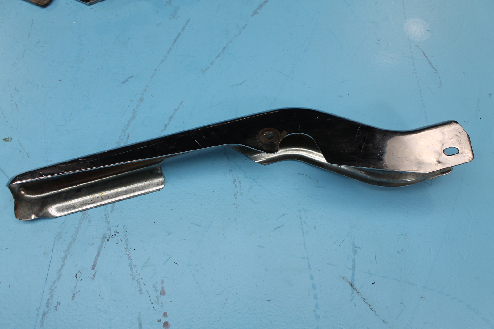 47504-97 HARLEY-DAVIDSON CHROME RIGHT REAR FENDER STRUT FRAME COVER (1)