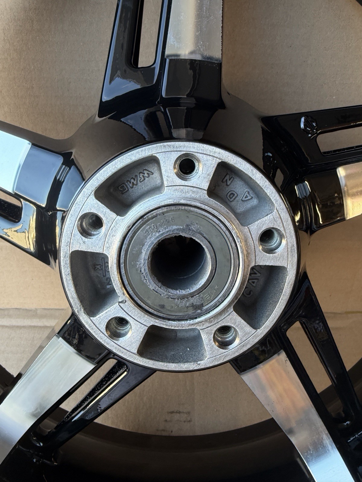 Harley-Davidson OEM 18″ x 5″ 24-up Touring Street Road Glide Rear Wheel 40900905
