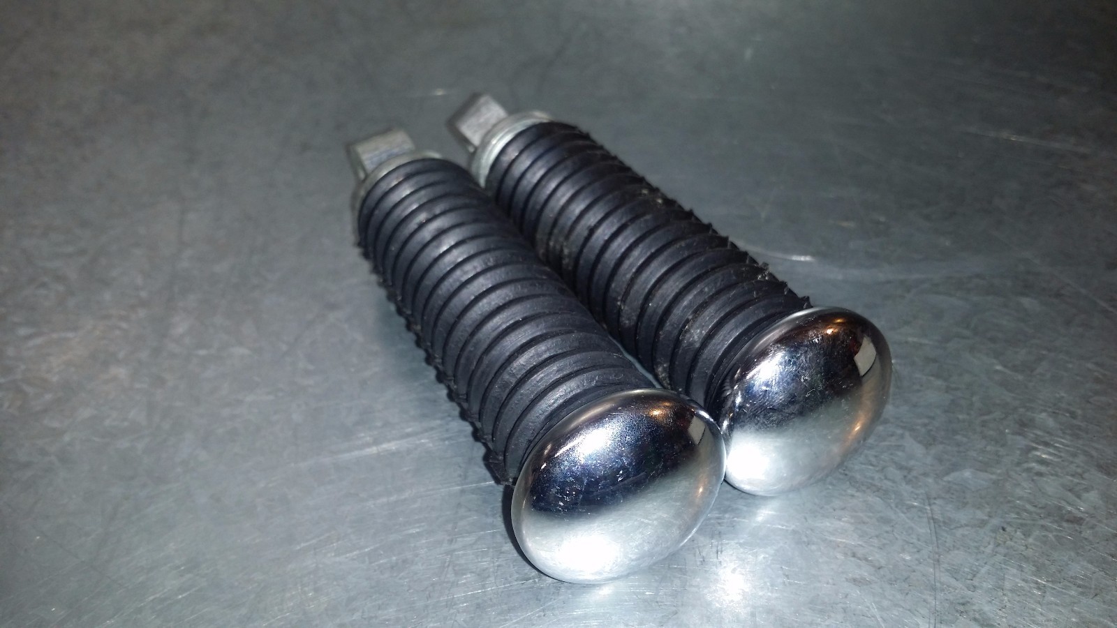 NEW VINTAGE HARLEY Chrome and Rubber FOOT PEGS 49117-77C