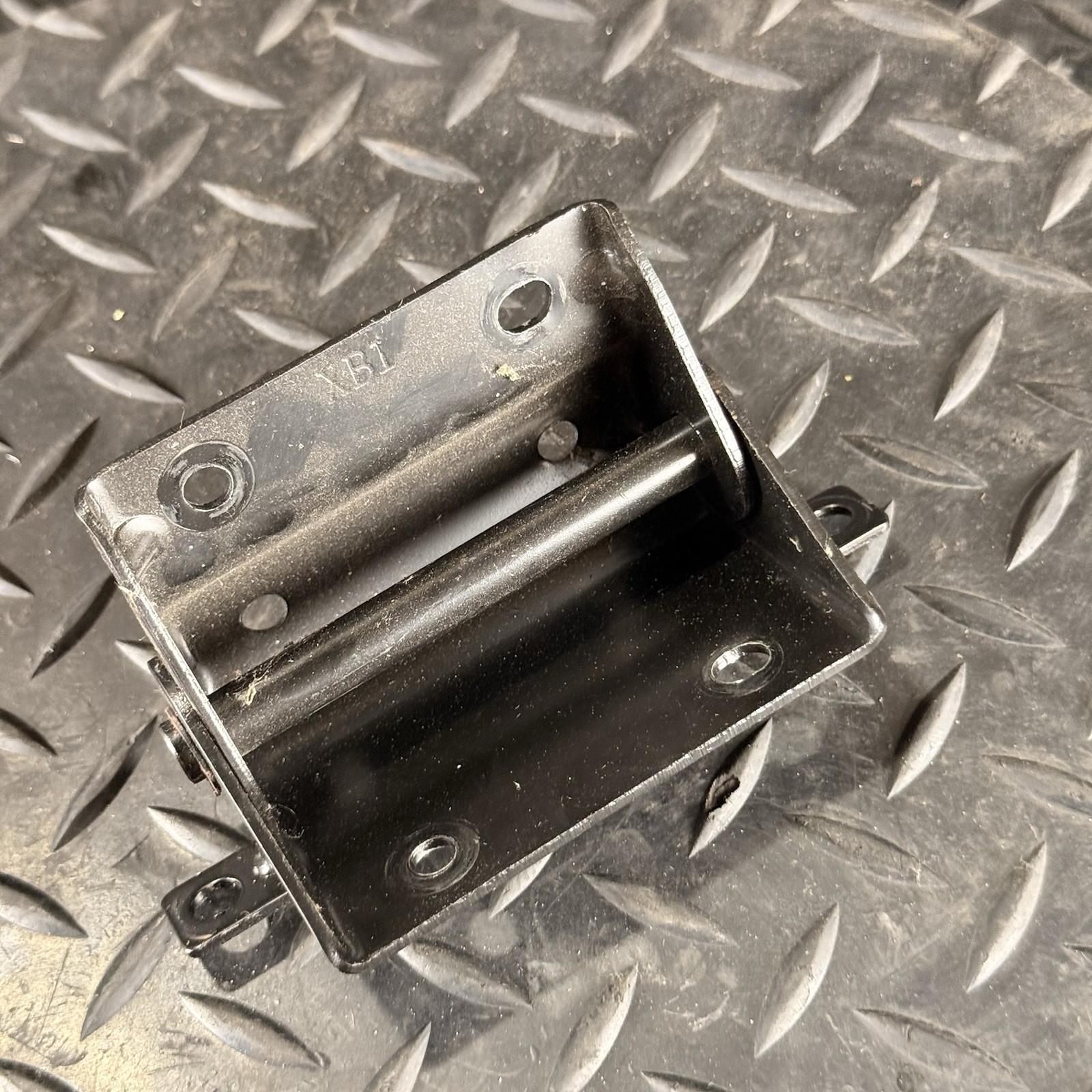 ♻️ SYM ORBIT III 3 125 2021-2024 – SEAT HINGE