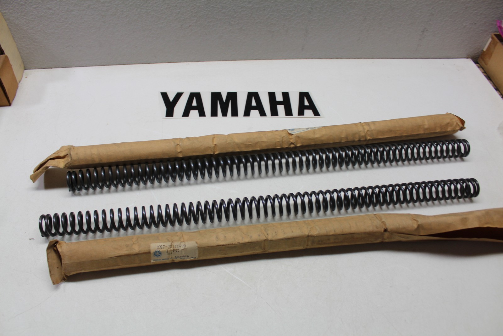 NOS Genuine YAMAHA 1979 IT250F IT400F FRONT FORK SPRING OEM # 2X7-23141-20-00