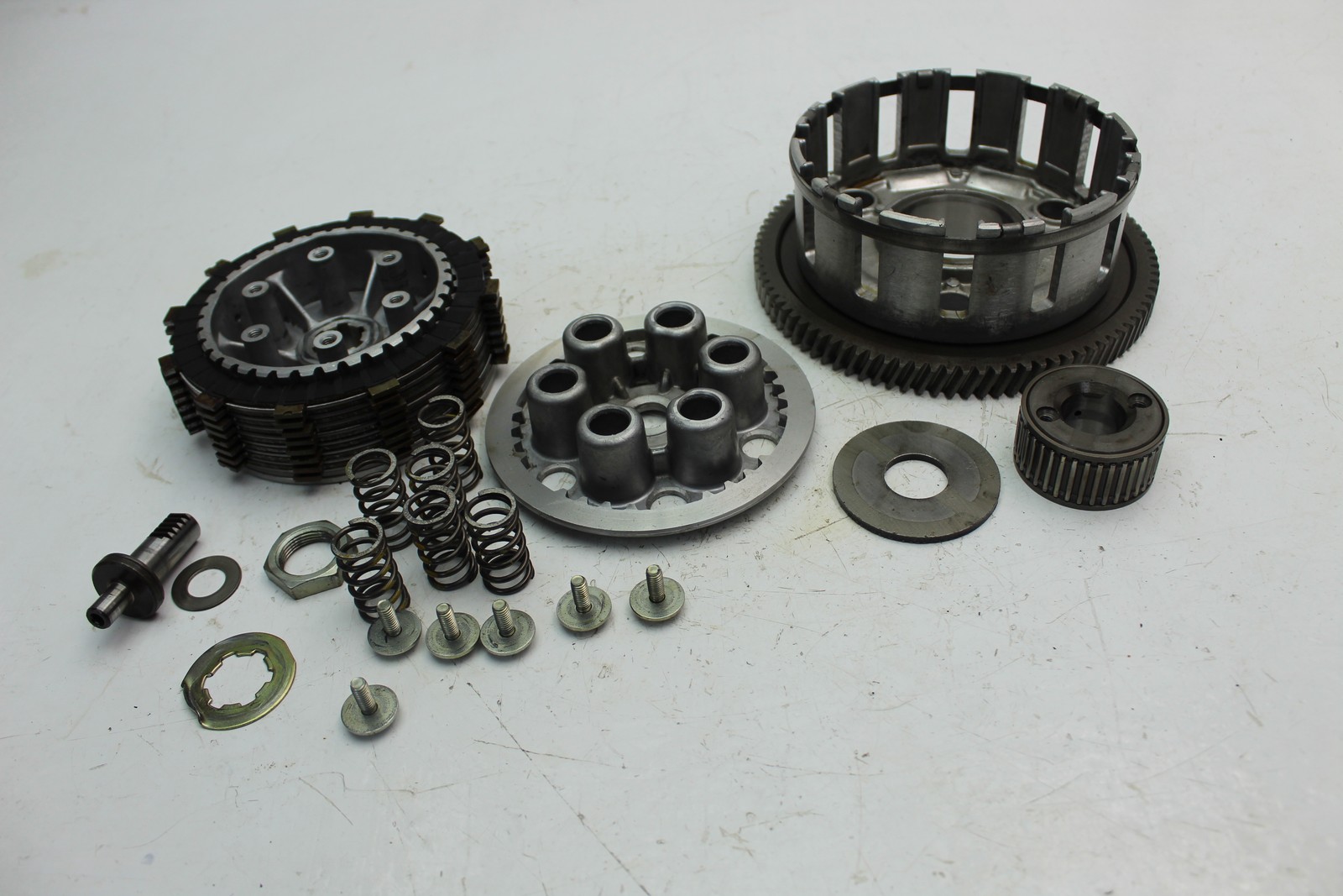 1982 SUZUKI GS650GL (#504) CLUTCH BASKET ASSEMBLY WITH CLUTCH PLATES
