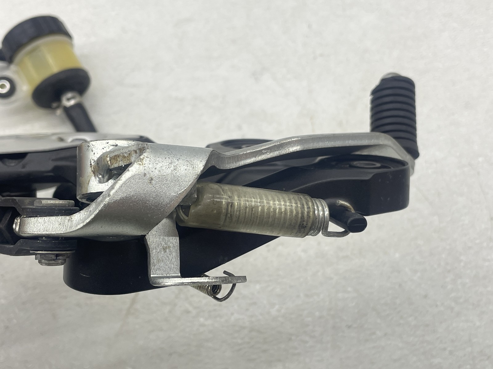 11-13 YAMAHA FZ8 RIGHT REARSET REAR DRIVER FOOT PEG MOUNT BRAKE CALIPER MASTER