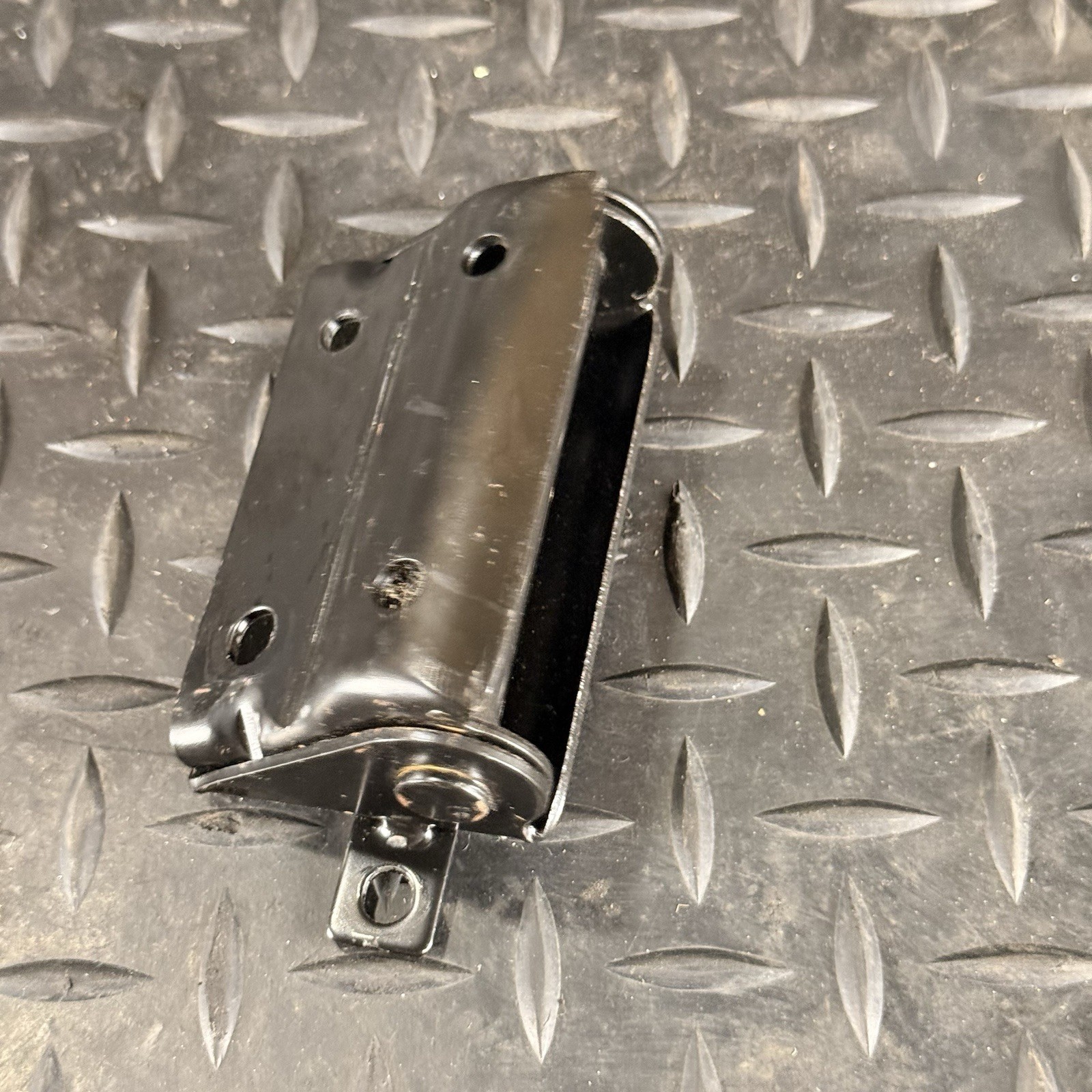 ♻️ SYM ORBIT III 3 125 2021-2024 – SEAT HINGE