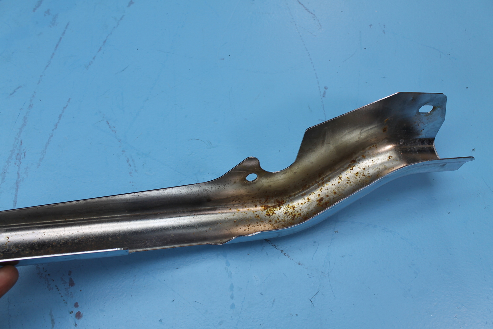 47504-97 HARLEY-DAVIDSON CHROME RIGHT REAR FENDER STRUT FRAME COVER (1)
