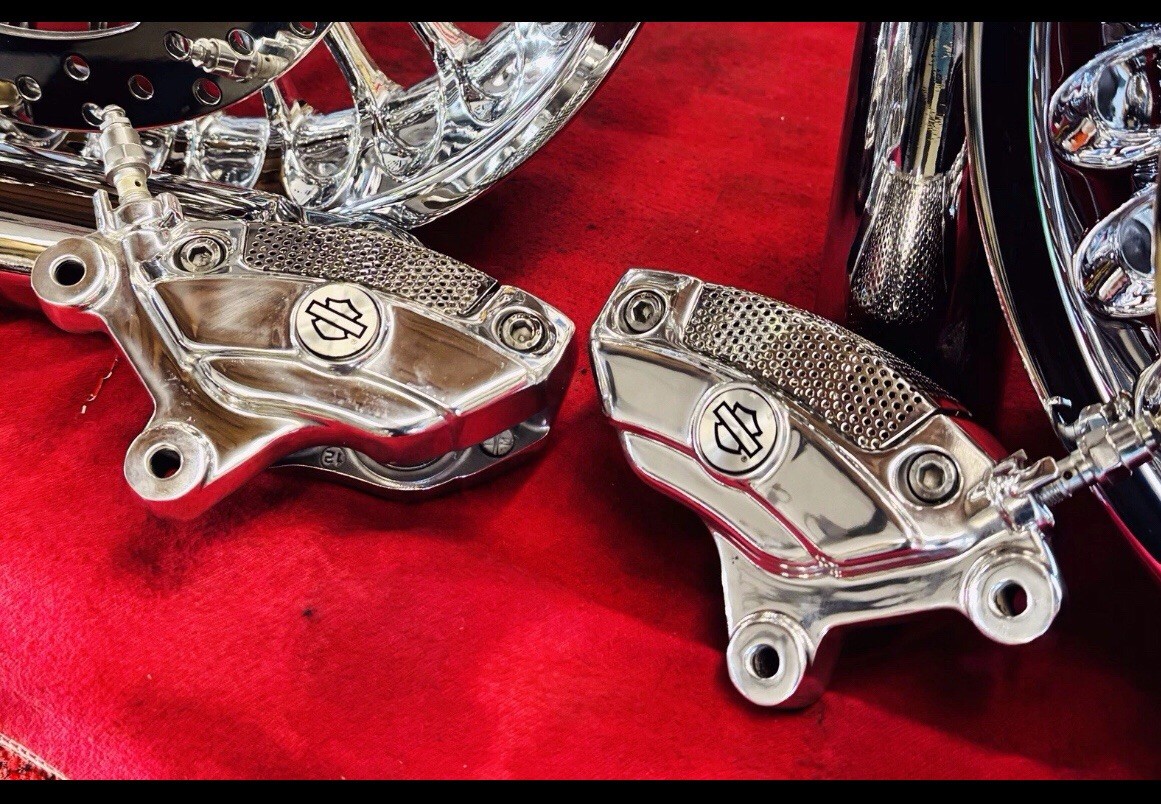 2 Harley-Davidson GENUNE OEM Front Brembo Brake Calipers pads extra 443203-08