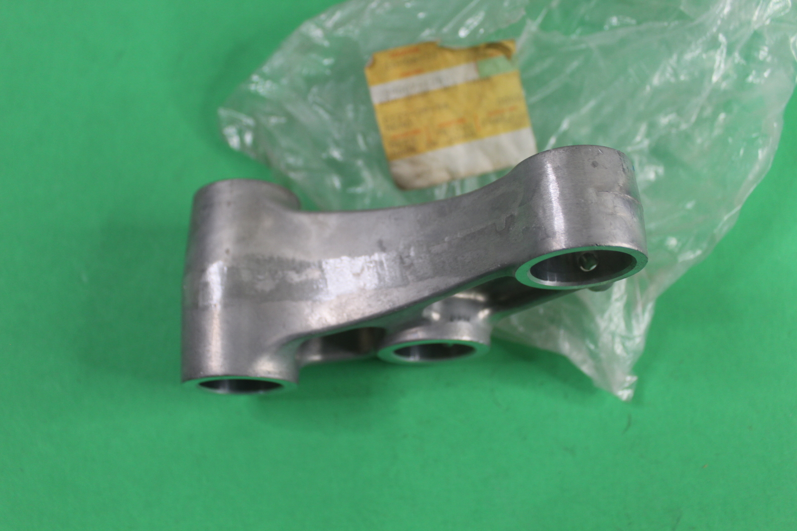 NOS OEM KAWASAKI ARM-SUSP, UNI TRAK ZR750-F5 ZR-7 ZR750F1 ZR750H1 #39007-1281