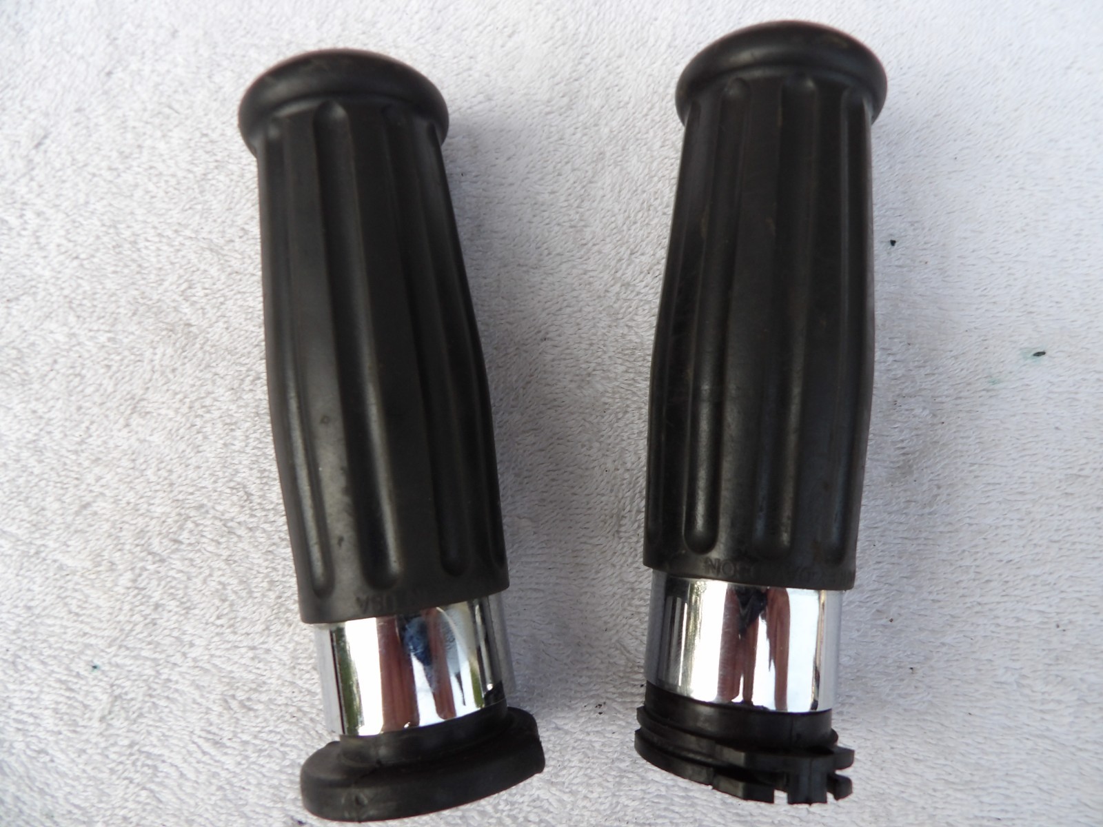 Genuine OEM Harley Vintage Retro black rubber & chrome 1″ grips, dual cable