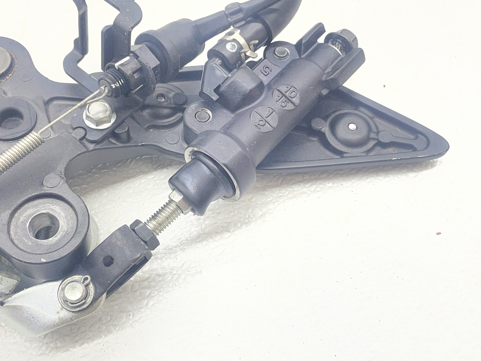 11-13 YAMAHA FZ8 RIGHT REARSET REAR DRIVER FOOT PEG MOUNT BRAKE CALIPER MASTER