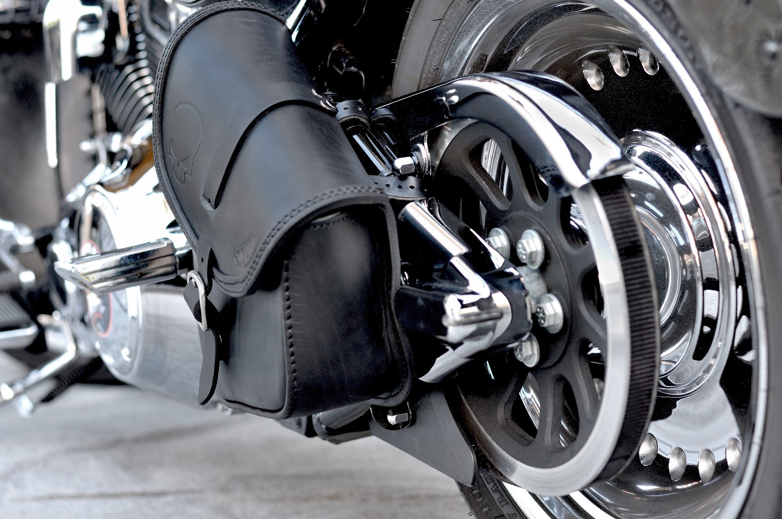 SWINGARM SADDLE BAG FOR H-D SOFTAIL & RIGID FRAMES, ITALIAN QUALITY ENDSCUOIO