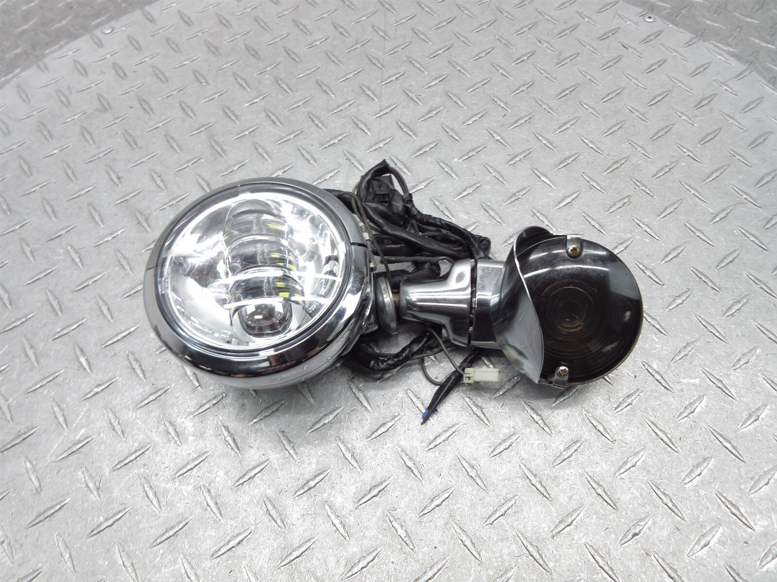2005 Harley Davidson Road King FLHR Front Fog Auxiliary Aux Accessory Light Lamp