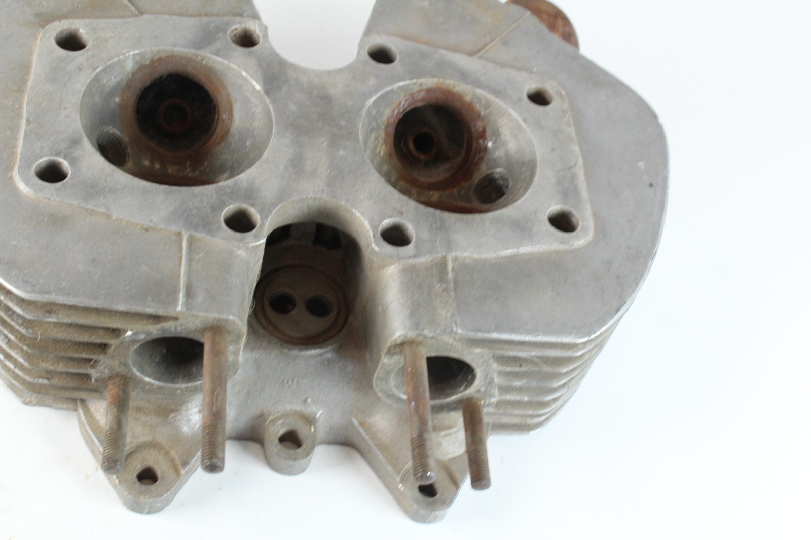 Triumph T100 500 8 Bolt Cylinder Head E3991 70-3991 BROKEN FIN x1