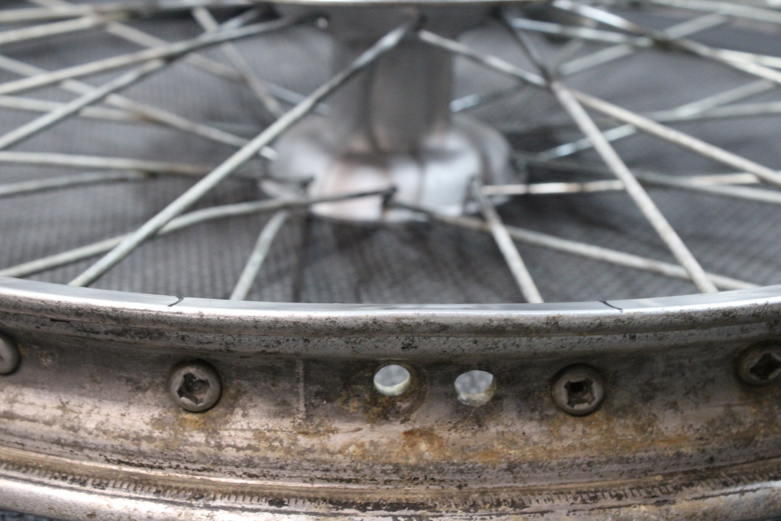 2000 YAMAHA YZ250 21″ X 1.60″ OEM FRONT WHEEL RIM HUB 4SS-25111-01-00