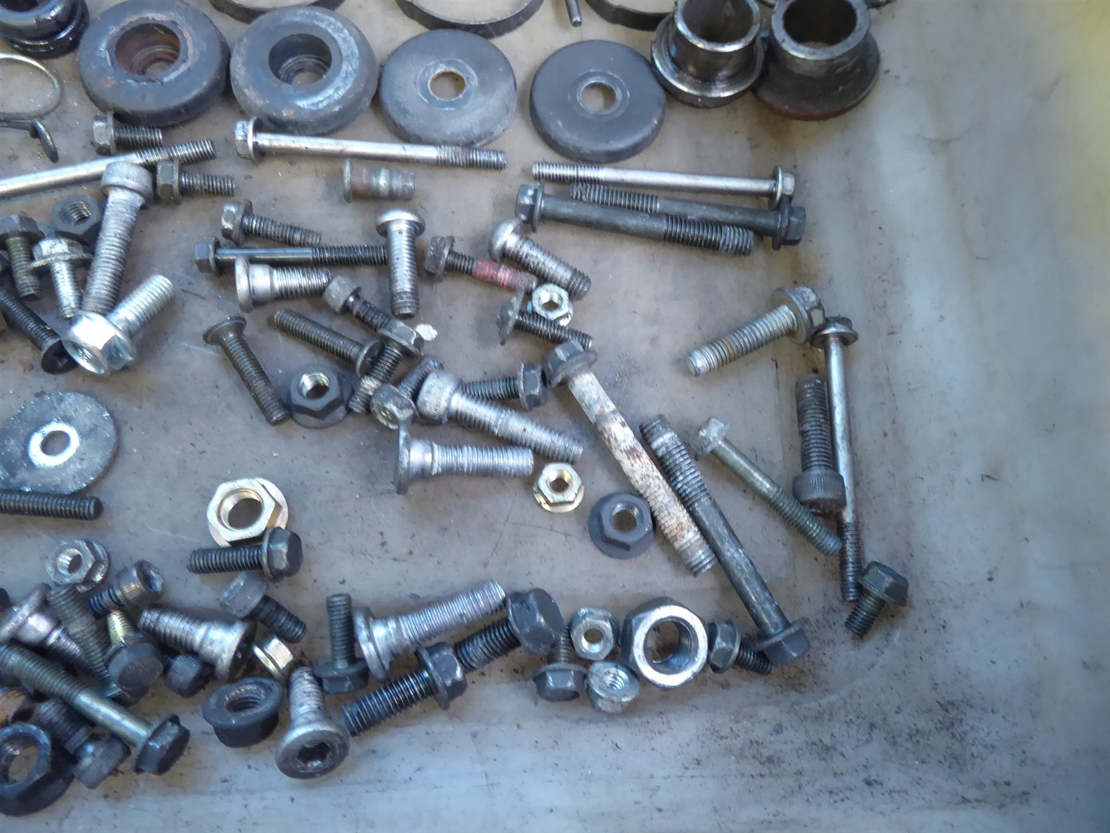 2000 Kawasaki ZR750F Zephyr K20852) misc bike bolts parts mounts brackets