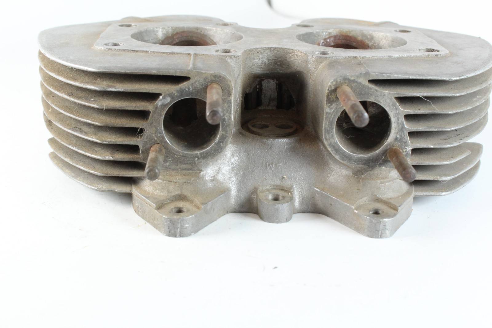 Triumph T100 500 8 Bolt Cylinder Head E3991 70-3991 BROKEN FIN x1