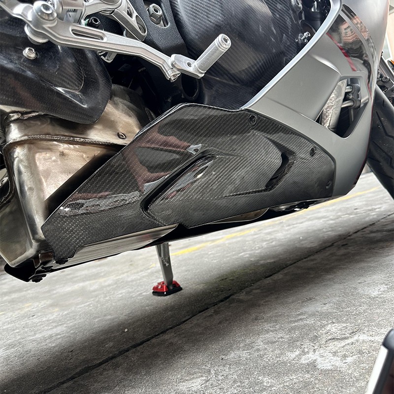 AOTWTR For QJMOTOR SRK 921RR 100% Carbon Fiber Rear Swingarm Frame Guard Fairing