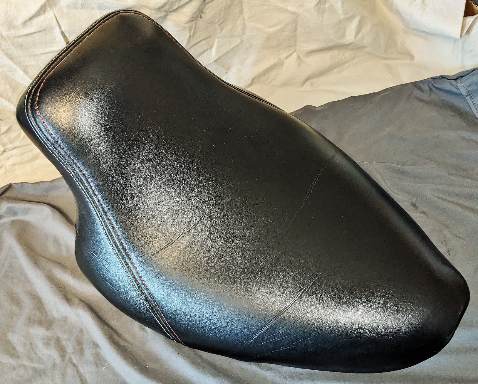 HARLEY DAVIDSON SOLO SEAT BUTT BUCKET SOLO SEAT RED & WHITE STITCHING
